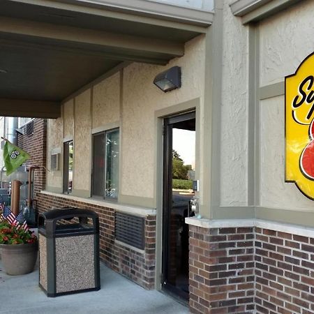 Super 8 By Wyndham Ottawa Starved Rock Exterior foto