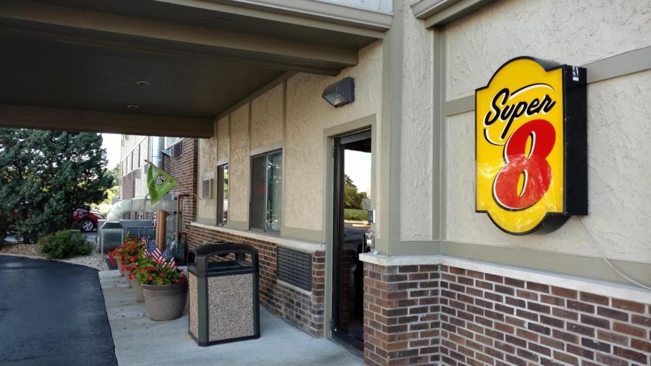 Super 8 By Wyndham Ottawa Starved Rock Exterior foto