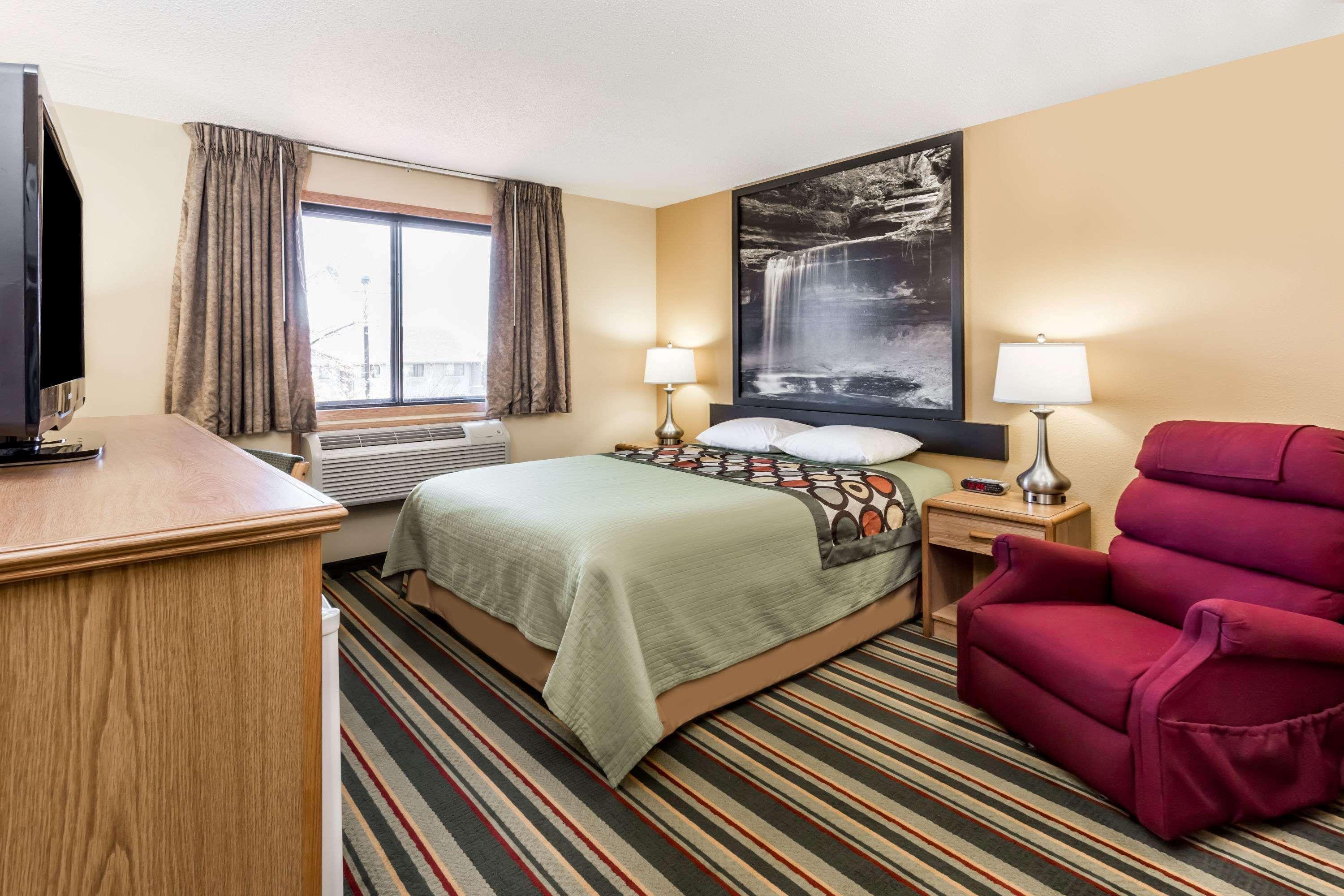 Super 8 By Wyndham Ottawa Starved Rock Exterior foto